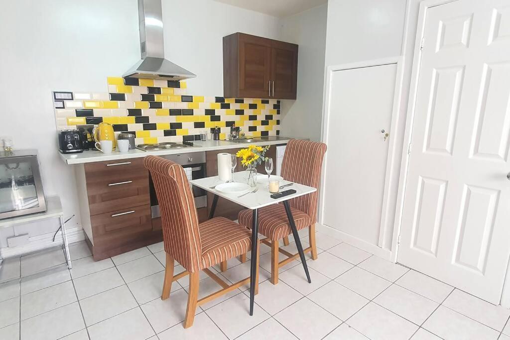 Lister Park Bradford Stylish 1Bed Coach House - Quiet & Tranquil Cottage & Parking Bagian luar foto